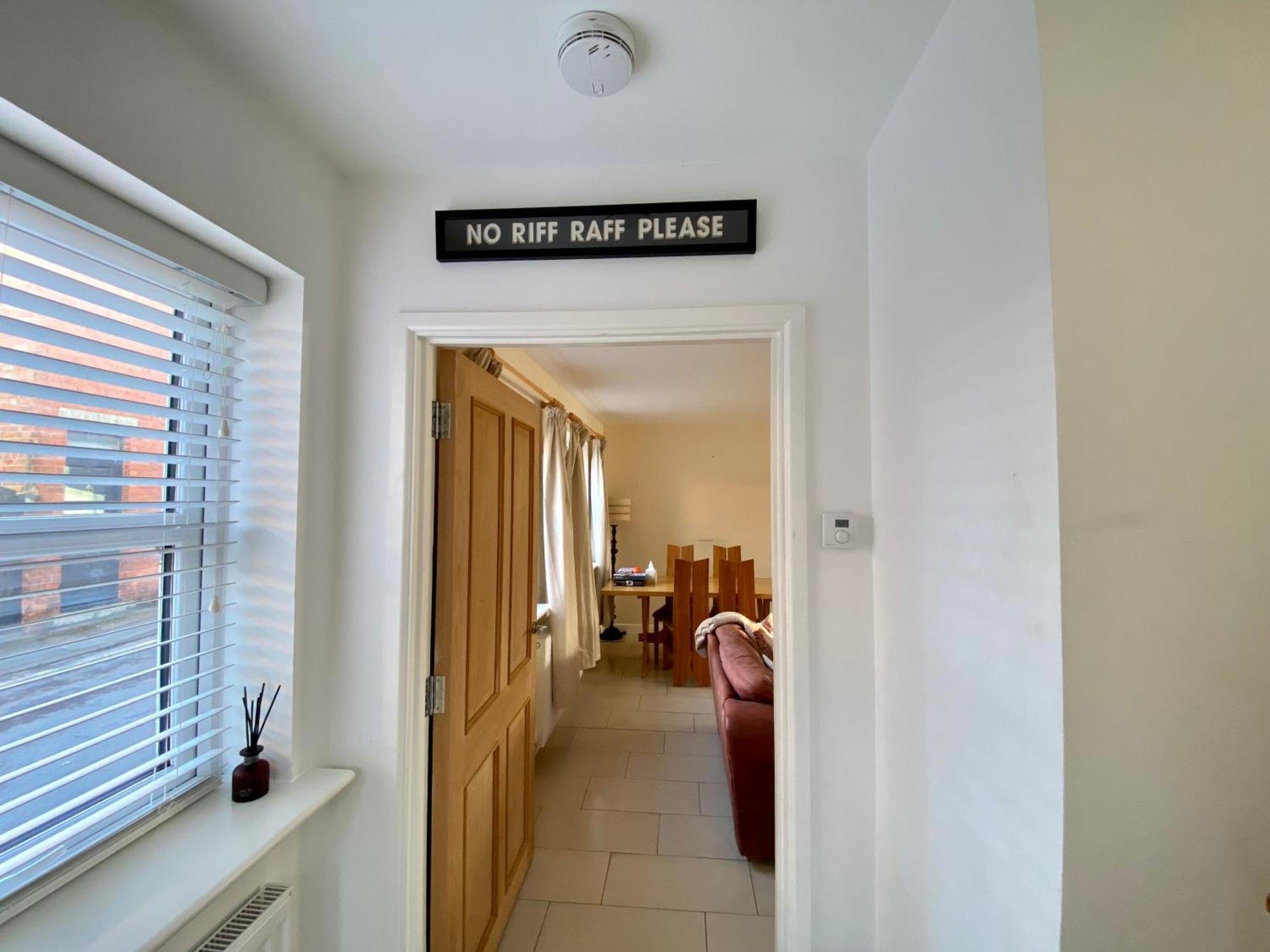 Cosy 3 Bedroom House, Bath Road, *